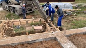 Принимаем миксер с бетоном, подъезжаем вплотную к опалубке, заливаем ленточный фундамент на сваях