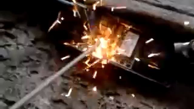 Мобильный телефон vs. 50 Ампер смотреть онлайн