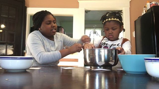 London and Lillian Make BROWNIES! смотреть онлайн