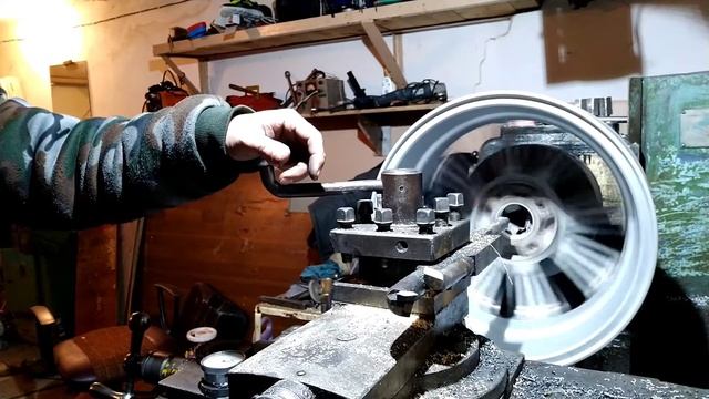 Расточка центрального отверстия колёсного диска смотреть онлайн