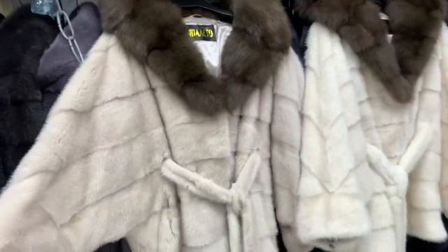 Шубка из меха норки, капюшон из меха куницы, длина 75см, оверсайз, модель «кимоно» смотреть онлайн
