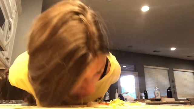 No Hands Challenge!! смотреть онлайн