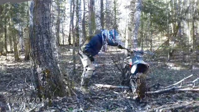По бурелому на KAYO T2 - Поскользнулся на коряге и упал с мотоцикла! смотреть онлайн