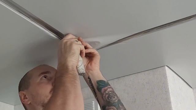 Встроенное трековое освещение в натяжной потолок. Монтаж. #современныйдизайн смотреть онлайн