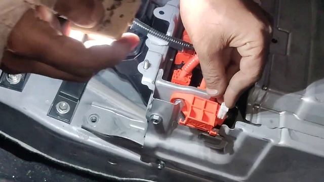 Toyota CH-R Hybrid battery & blower fan, filter service смотреть онлайн