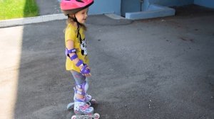 Катание на роликах - Как в три года научиться кататься - Как Вика учится кататься на роликах?