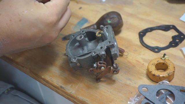 Carb cleaning and rebuild on a boat motor, Evenrude 3HP 1967 ep 4 смотреть онлайн