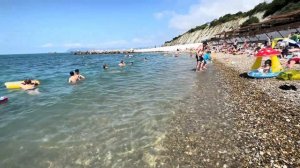 Популярный пляж Виктория в поселке Кабардинка