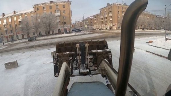 Погрузчик экскаватор TEREX.Погрузка снега.