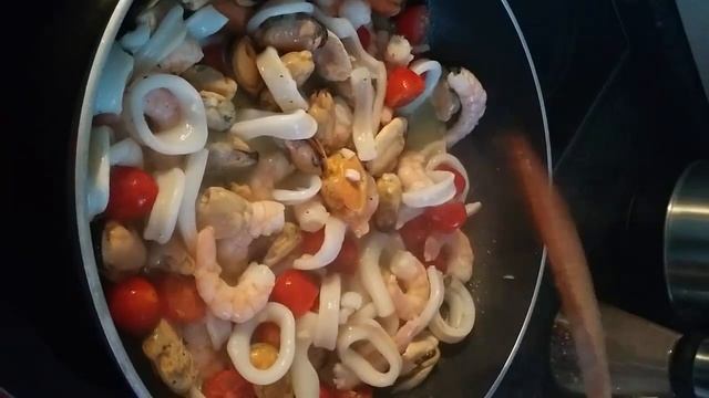 ПАСТА С МОРЕПРОДУКТАМИ. Главное, чтоб было больше соуса)) смотреть онлайн