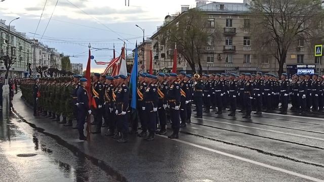Курсанты десантного училища исполняют композицию "Встанем" смотреть онлайн