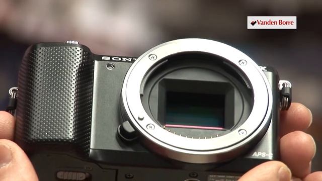 SONY ILCE 5000 - Appareil photo hybride - Notre vidéo produit Vandenborre.be смотреть онлайн