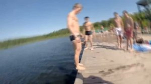 Девочки купаются