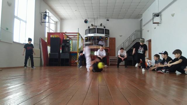 Батл 6 - Брейкинг соло "АРТ КВАДРАТ НА УСОЛКЕ 2023" смотреть онлайн