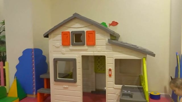 Детская Площадка Каролина Играет на площадке Кормим корову VLOG Kids Playground Fun Play Place смотреть онлайн