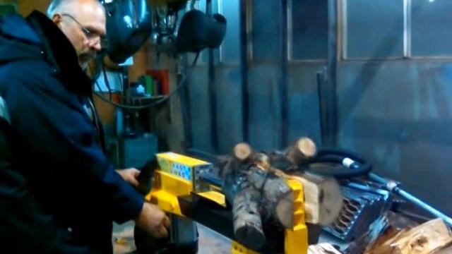 Испытание гидравлического дровокола из Леруа Мерлен смотреть онлайн