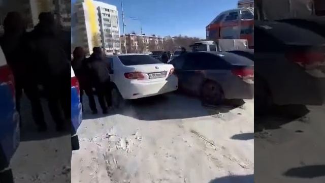 Тойота сбежала от хозяина и сделала несколько почётных кругов, пока не попала в ДТП ?