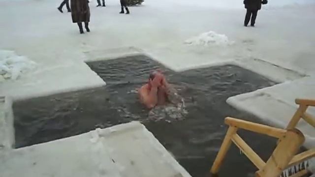 Купание в проруби в крещенские морозы смотреть онлайн