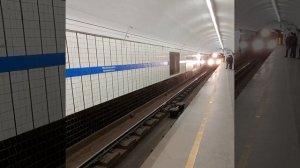 Прибытие метропоезда на станцию метро Московские ворота, Санкт-Петербург