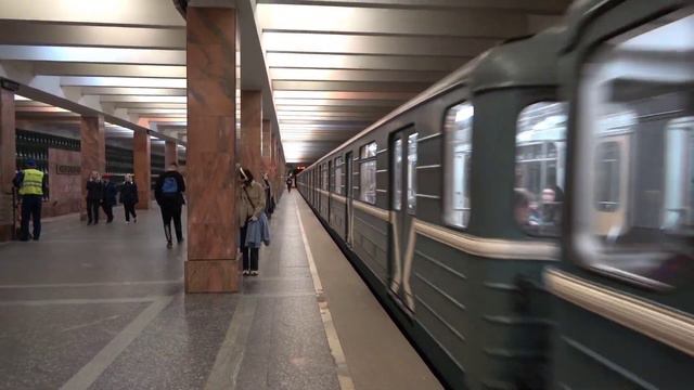 81-717/714 номерные на станции Новоясеневская, Москва смотреть онлайн