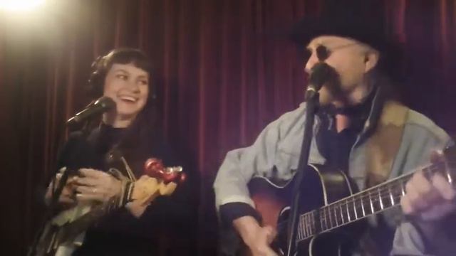 "Bee! Here! NOW!!!" GH Live! #Acoustic #CountryMusic Show! “3 Chords & The Truth!” #Humor #Family смотреть онлайн