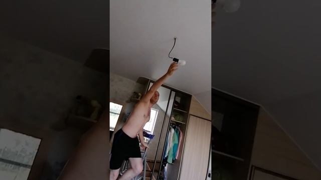 Как выкрутить и вкрутить лампочку. смотреть онлайн