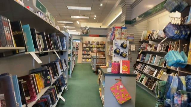 Book shopping at one of my favorite bookstores! Perfect place to buy gifts! смотреть онлайн