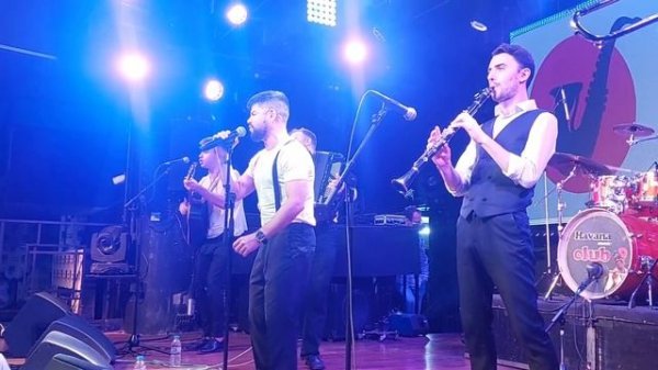 Хава Нагила (Hava Nagila), Коммуна Люкс