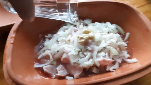 МЯСО В ВИННО-ЛУКОВОЙ ЗАЛИВКЕ смотреть онлайн