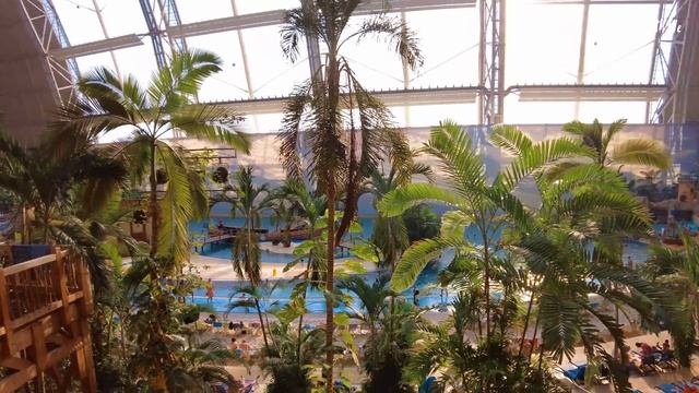 I Visit The World's LARGEST Indoor Waterpark! смотреть онлайн