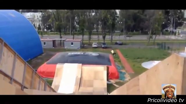 ЛУЧШИЕ ПРИКОЛЫ. Бабы на мотоцикле. Забавные видеоролики и жестокие падения. смотреть онлайн