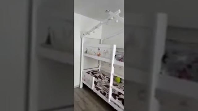 Видео отзыв на детскую двухъярусную кровать домик Home 4 из массива березы с фотопечатью смотреть онлайн