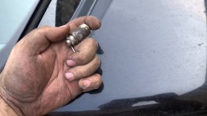 VW Touareg, откручиваем передний клапан с пневмобаллонна