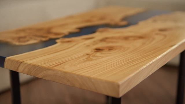 Журнальный стол-река из слэба среднеазиатского карагача с заливкой синей эпоксидной смолой смотреть онлайн