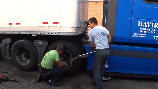 ДальнобойUSA/Замена колёс на тягаче в Чикаго... смотреть онлайн