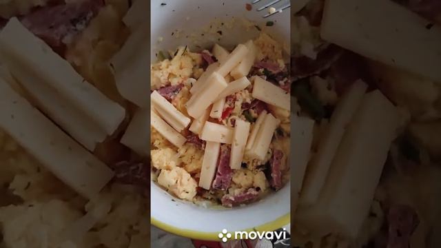 Омлет на завтрак 😀#омлет #омлетсовощами #омлетвмикроволновке #омлетссыром смотреть онлайн