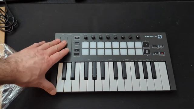 Novation Launchkey Mini MK3 Unboxing смотреть онлайн