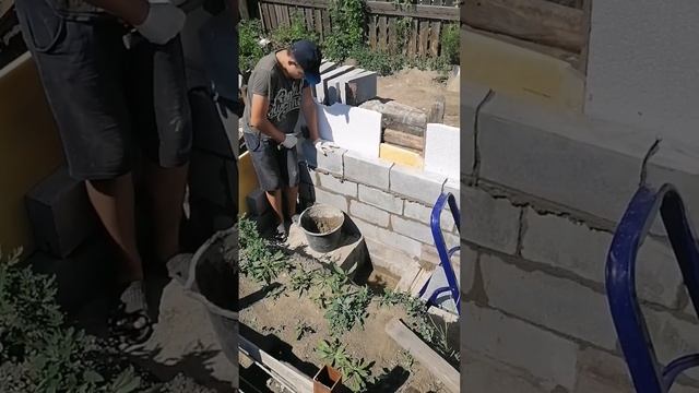 Кладка стенок погреба