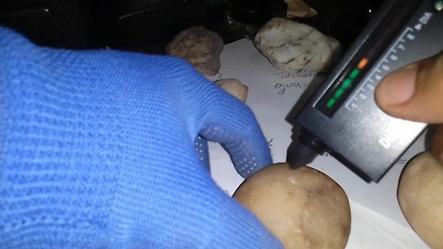 Natural white rough diamond stone vs. Quartz silicate in diamond Selector. смотреть онлайн