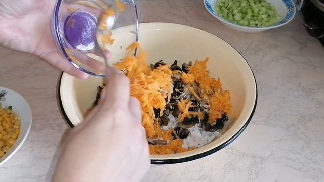 Салат с куриной грудкой, кукурузой и жареными грибами смотреть онлайн