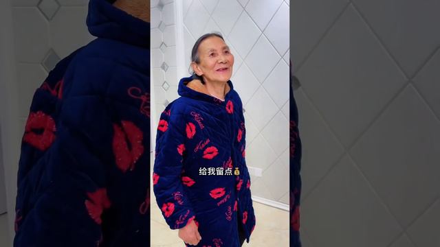 母亲辛苦卖菜挣钱，儿子却拿着钱去吃喝玩乐，路过小伙一招太解气！【建哥哥导演】 смотреть онлайн
