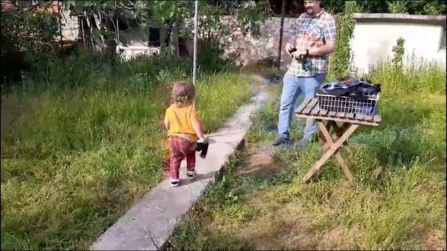 Ребенок почти в два года помогает снимать белье смотреть онлайн