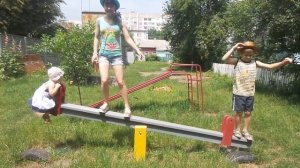 Дети на качели. Маша, Ильюшка и Рита на детской площадке