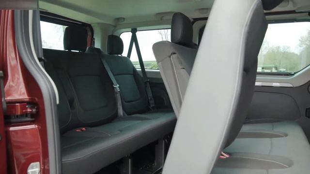 2021 Renault Trafic Combi - Style, Exterior, Interior, Driving (Carmine Red) смотреть онлайн