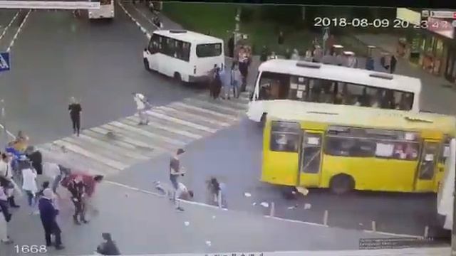 В Мытищах автобус Ataman А093 на пешеходном переходе въехал в толпу людей. (09.08.2018) смотреть онлайн