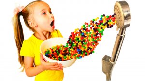 Полина играет с папой и челлендж ,забавные соревнования для детей (2).mp4