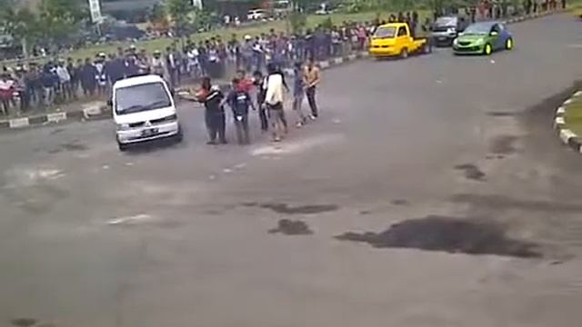 Sedan lawan pick up edan coy смотреть онлайн