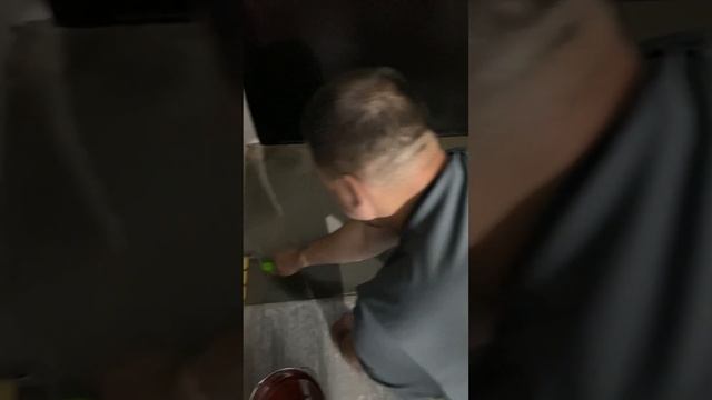 Нанесение грунтовки на полусухую стяжку.