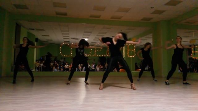 Стрип на первое День Рождение в клубе Спортив смотреть онлайн