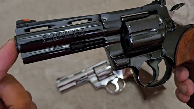 Colt Python Royal Blue vs. Bright Stainless (Which one is better?) смотреть онлайн